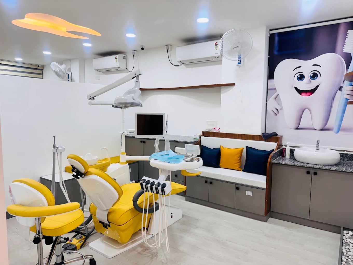 Pediatric-friendly dental treatment room with tooth mascot mural